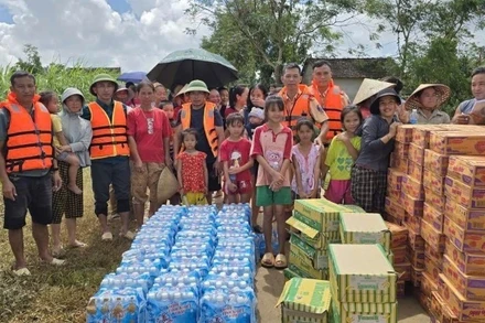 Cứu trợ kịp thời cho người dân bị cô lập bởi mưa lớn sau bão số 10.