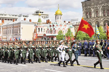 Khối đội hình Quân đội nhân dân Việt Nam diễu binh tại Quảng trường Đỏ. (Ảnh: AP)