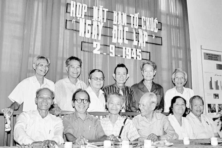 Ban Tổ chức “Ngày Độc lập”, họp mặt ngày 28/8/1995 tại số 47 Hàng Quạt (Hà Nội). (Ảnh: NGUYỄN ĐÌNH TOÁN)