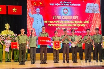 Thượng tá Nguyễn Hồng Thái, Phó Giám đốc Học viện An ninh nhân dân trao giải Nhất hội thi cho đội Chuyên khoa 2. (Ảnh: PHẠM CƯỜNG)