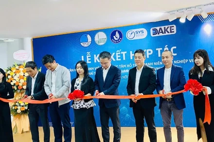 Các đại biểu cắt băng khai trương “Không gian sáng tạo trẻ” tại Đại học Quốc gia Hà Nội.