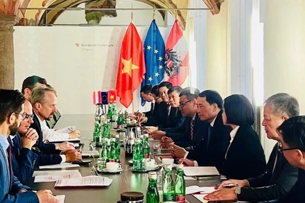 Thứ trưởng Lê Quốc Hùng trao đổi với ông Peter Webinger về tình hình hợp tác giữa hai Bộ thời gian qua cũng như phương hướng tăng cường quan hệ trong thời gian tới.