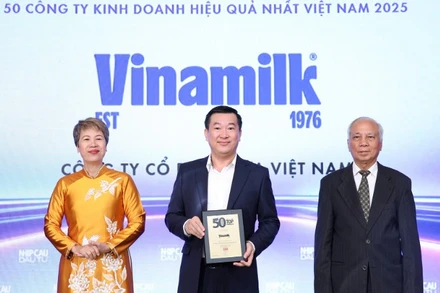 Đại diện Vinamilk - ông Đỗ Thanh Tuấn, Giám đốc Đối ngoại nhận vinh danh Top 50 Công ty kinh doanh hiệu quả nhất Việt Nam 2025. (Ảnh: Nguyễn Hoàng)