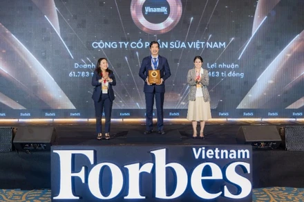 Ông Nguyễn Quốc Khánh - Giám đốc Điều hành Nghiên cứu và Phát triển Vinamilk nhận vinh danh Top 50 Công ty niêm yết tốt nhất Việt Nam. (Ảnh: Forbes VN)