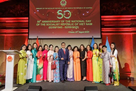 Đại sứ Việt Nam tại Áo Vũ Lê Thái Hoàng và các đại biểu tham dự lễ kỷ niệm 80 năm Quốc khánh.