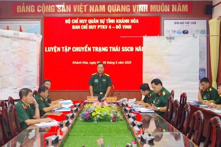 Ban Chỉ huy khu vực phòng thủ 4-Đô Vinh luyện tập chuyển trạng thái sẵn sàng chiến đấu.