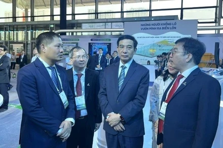 Đại tướng Phan Văn Giang - Ủy viên Bộ Chính trị, Bộ trưởng Quốc phòng tham quan gian hàng trưng bày các sản phẩm nhiên liệu đặc chủng do BSR sản xuất.