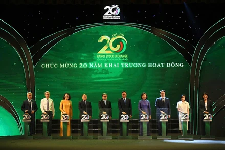 Các đại biểu thực hiện nghi thức chúc mừng 20 năm khai trương hoạt động của HNX.