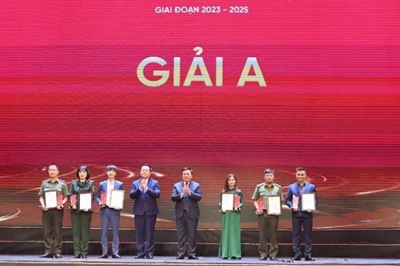 Các đồng chí Nguyễn Trọng Nghĩa và Nguyễn Xuân Thắng trao giải A cho các tác giả.