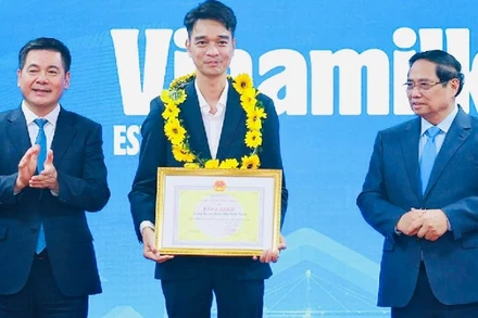 Ông Võ Trung Hiếu, Giám đốc Kinh doanh quốc tế Vinamilk vinh dự được Thủ tướng Phạm Minh Chính và Bộ trưởng Công thương Nguyễn Hồng Diên trao Bằng khen Doanh nghiệp xuất khẩu tiêu biểu. (Ảnh: Vi Nam)