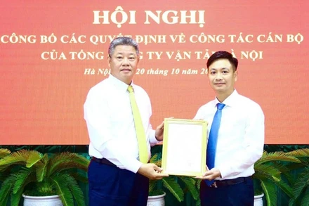 Phó Chủ tịch Ủy ban nhân dân thành phố Hà Nội Nguyễn Mạnh Quyền (bên trái) trao quyết định cho ông Đoàn Anh Ngọc.