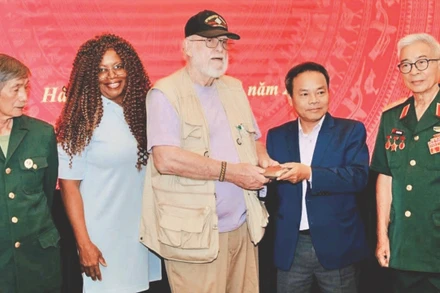 Báo Nhân Dân tổ chức gặp gỡ và tiếp nhận kỷ vật liệt sĩ từ các cựu binh Mỹ.