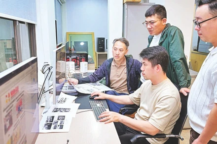 Kíp trực của Ban Thư ký-Biên tập thực hiện xuất bản Báo Nhân Dân hằng ngày. (Ảnh: BẢO LONG)