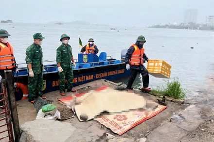 Lực lượng chức năng tìm thấy nạn nhân Hoàng Việt Hùng, sinh năm 1979 trong vụ lật tàu du lịch trên Vịnh Hạ Long.