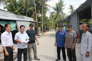 Người đứng đầu trong Chi bộ ấp Tân Phước phát huy vai trò nêu gương để cùng nhân dân xây dựng giao thông nông thôn.