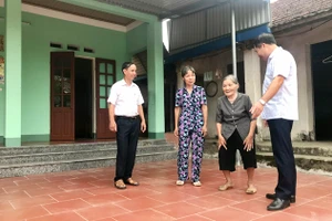 Mẹ con bà Dương Thị Chất (đứng giữa) tại ngôi nhà mới khang trang. Ảnh: THÁI BÌNH