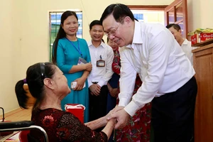 Đồng chí Vương Đình Huệ, Uỷ viên Bộ Chính trị, Bí thư Thành uỷ Hà Nội thăm hỏi người có công đang được chăm sóc tại Trung tâm Nuôi dưỡng và Điều dưỡng người có công số 2 Hà Nội. Ảnh Duy Linh.