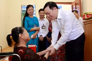 Đồng chí Vương Đình Huệ, Uỷ viên Bộ Chính trị, Bí thư Thành uỷ Hà Nội thăm hỏi người có công đang được chăm sóc tại Trung tâm Nuôi dưỡng và Điều dưỡng người có công số 2 Hà Nội. Ảnh Duy Linh.