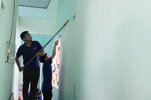 Sơn nhà cho gia đình thân nhân liệt sĩ.