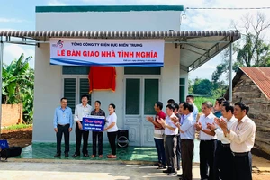 Bàn giao nhà tình nghĩa cho bà Nguyễn Thị Tịnh.