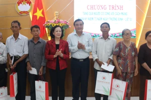 Đồng chí Trương Thị Mai và đồng chí Phan Việt Cường trao quà các gia đình chính sách tại Quảng Nam.