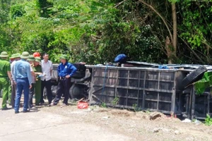 Công an Quảng Bình kiểm tra hiện trường vụ tai nạn thảm khốc.