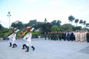 Đoàn đại biểu Thành phố dâng hoa, hương tưởng nhớ anh hùng liệt sĩ.