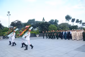 Đoàn đại biểu Thành phố dâng hoa, hương tưởng nhớ anh hùng liệt sĩ.