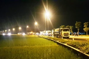 Nhiều xe chở rác bị ùn ứ. (Ảnh: NGUYỄN KHÁNH)