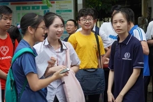 Thí sinh dự thi vào trường chuyên hôm 12-7 (Ảnh: THUỲ DƯƠNG)