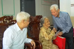 Nguyên Ủy viên Bộ Chính trị, nguyên Chủ tịch nước Nguyễn Minh Triết tặng quà cho Mẹ Việt Nam Anh hùng trên địa bàn thị xã Phước Long.