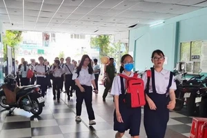 Các thí sinh tại điểm thi Trường THCS Colette, quận 3, TP Hồ Chí Minh, ngày 17-7.