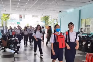 Các thí sinh tại điểm thi Trường THCS Colette, quận 3, TP Hồ Chí Minh, ngày 17-7.