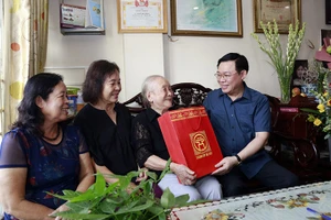 Bí thư Thành ủy Hà Nội Vương Đình Huệ thăm hỏi, tặng quà bà Doãn Thị Ngọc Trâm (mẹ liệt sĩ Đặng Thùy Trâm).