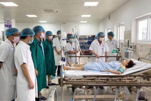 Các bác sĩ BV Việt Đức kịp thời vượt 500 km vào Quảng Bình, cấp cứu cho những ca bệnh nặng.