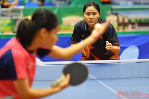 Tay vợt xinh đẹp Chung Thị Mỹ Huyền (Tây Ninh) tập trung quan sát cú giao bóng của đối phương.