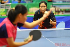 Tay vợt xinh đẹp Chung Thị Mỹ Huyền (Tây Ninh) tập trung quan sát cú giao bóng của đối phương.