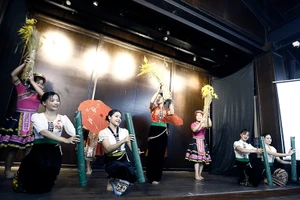 Ðiệu múa Vui hội mùa lúa được các sinh viên người Thái và người H’Mông cùng trình diễn.