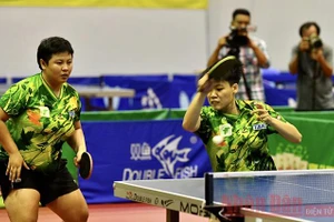 Cặp đôi Mai Hoàng Mỹ Trang- Nguyễn Bạch Thanh Thư giành thắng lợi dễ dàng 3-0 để giành chức vô địch đôi nữ. (ẢNH: DUY LINH)