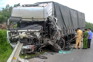 Mặc dù việc bảo đảm trật tự ATGT đã có nhiều tiến triển tích cực, nhưng thời gian qua vẫn xảy ra nhiều vụ tai nạn giao thông đặc biệt nghiêm trọng. Trong ảnh: Hiện trường vụ TNGT tại xã Tân Đức (huyện Hàm Tân, Bình Thuận) rạng sáng 21-7-2020. Ảnh: VĨNH PHÚ