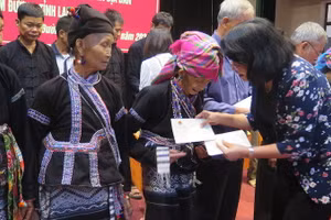 Phó Chủ tịch nước Đặng Thị Ngọc Thịnh trao quà cho thân nhân các gia đình chính sách huyện Tam Đường