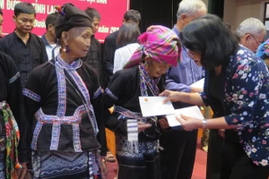 Phó Chủ tịch nước Đặng Thị Ngọc Thịnh trao quà cho thân nhân các gia đình chính sách huyện Tam Đường