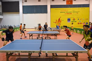 Các vận động viên luyện tập trước khi thi đấu tại Giải vô địch bóng bàn toàn quốc Báo Nhân Dân lần thứ 38. Ảnh: Duy Linh