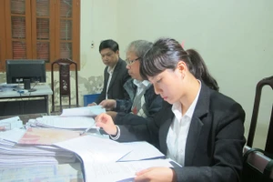 Cán bộ Cục Người có công tham gia kiểm tra, rà soát hồ sơ tồn đọng tại tỉnh Thái Bình. Ảnh: SÍN NGUYỄN