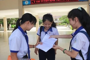 Thí sinh vui mừng sau khi kết thúc môn thi Ngữ văn vào buổi sáng.