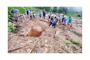 Người dân và lực lượng chức năng xã Bản Nhùng, huyện Hoàng Su Phì tham gia cứu hộ vụ sạt lở đất. Ảnh: Mạc Mẫn