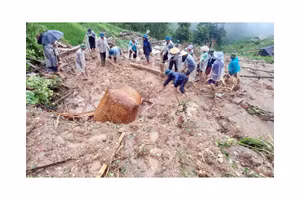 Người dân và lực lượng chức năng xã Bản Nhùng, huyện Hoàng Su Phì tham gia cứu hộ vụ sạt lở đất. Ảnh: Mạc Mẫn