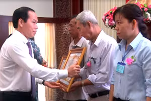 Trao danh hiệu “Bà mẹ Việt Nam Anh hùng” cho thân nhân các mẹ.