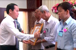 Trao danh hiệu “Bà mẹ Việt Nam Anh hùng” cho thân nhân các mẹ.