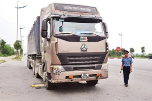 Thanh tra Sở Giao thông vận tải Hà Nội xử lý hành vi xe chở quá tải.